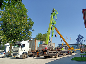 印度尼西亞的石膏粉生產(chǎn)線已全部裝箱運(yùn)抵港口，印尼的朋友坐等收貨吧。我們的安裝人員已準(zhǔn)備就緒，整裝待發(fā)。